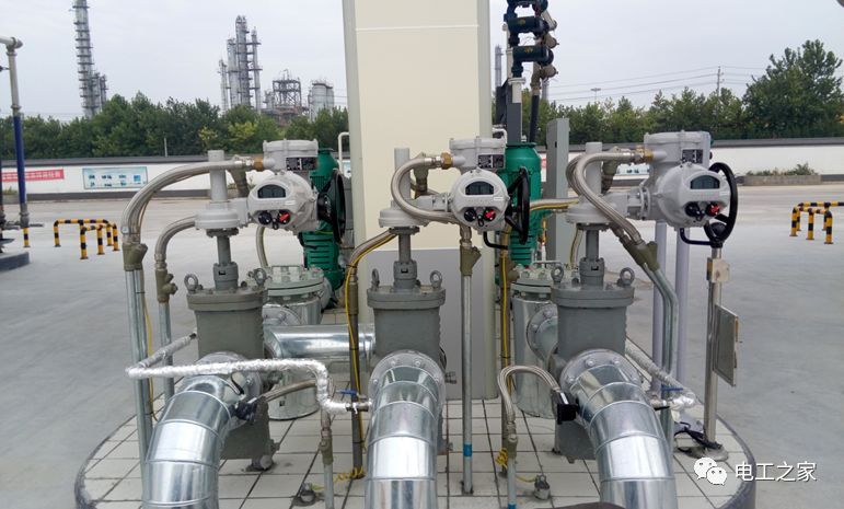 一條完成開關(guān)柜安裝，電纜橋架施工，電纜敷設(shè)及布線施工，照明配電箱施工