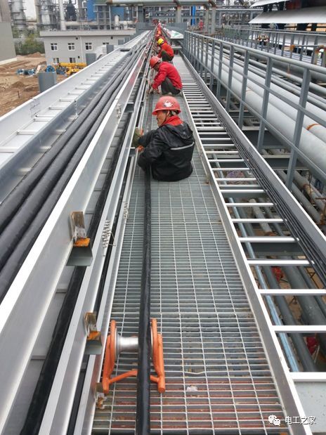 一條完成開關(guān)柜安裝，電纜橋架施工，電纜敷設(shè)及布線施工，照明配電箱施工