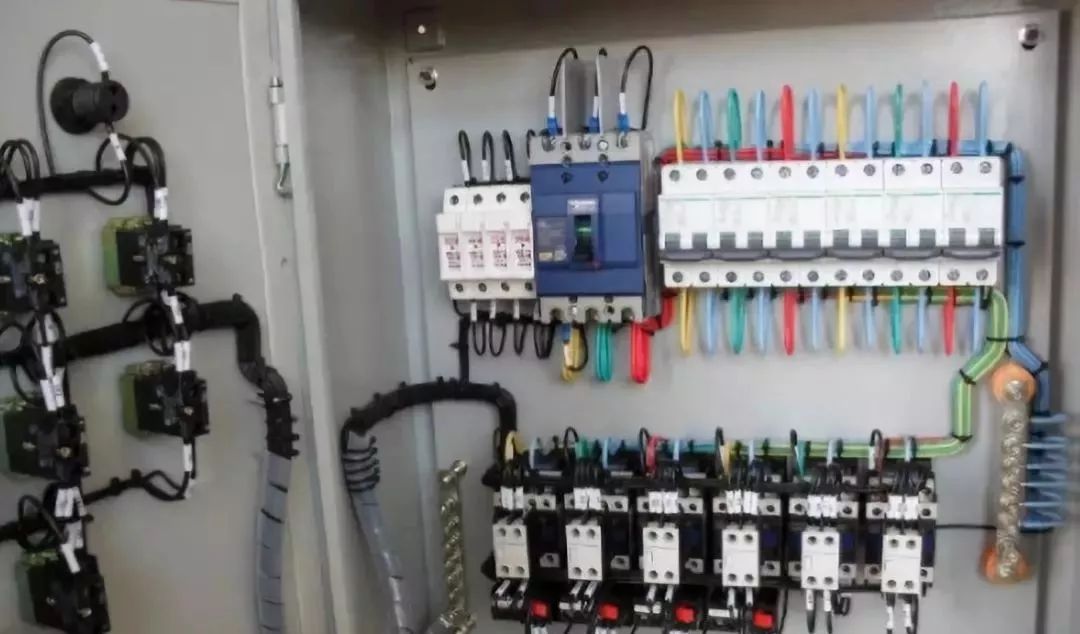 如果計(jì)算機(jī)房沒有配電箱,會(huì)發(fā)生什么?