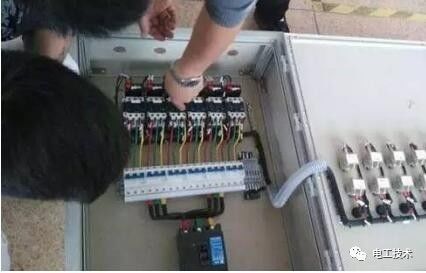 分析了配電箱的內部結構，誰能理解它？