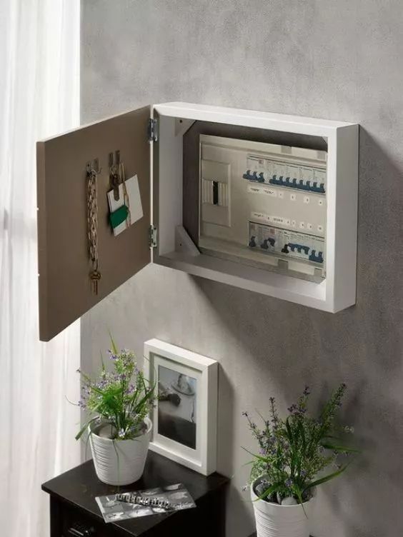 你家人的配電箱隱藏得好嗎？新房子的裝飾看起來很漂亮，因為做得很好。