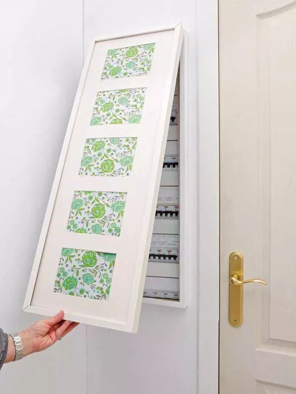 你家人的配電箱隱藏得好嗎？新房子的裝飾看起來很漂亮，因為做得很好。