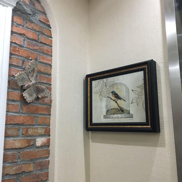 你家人的配電箱隱藏得好嗎？新房子的裝飾看起來很漂亮，因為做得很好。