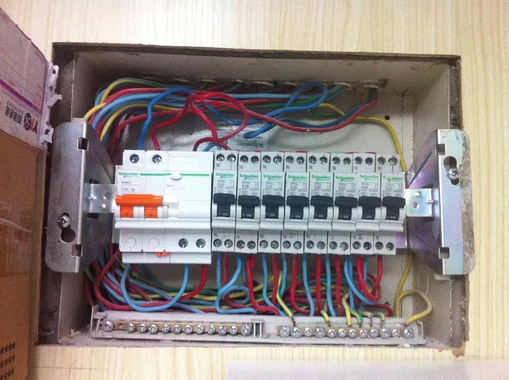 你家人的配電箱隱藏得好嗎？新房子的裝飾看起來很漂亮，因為做得很好。