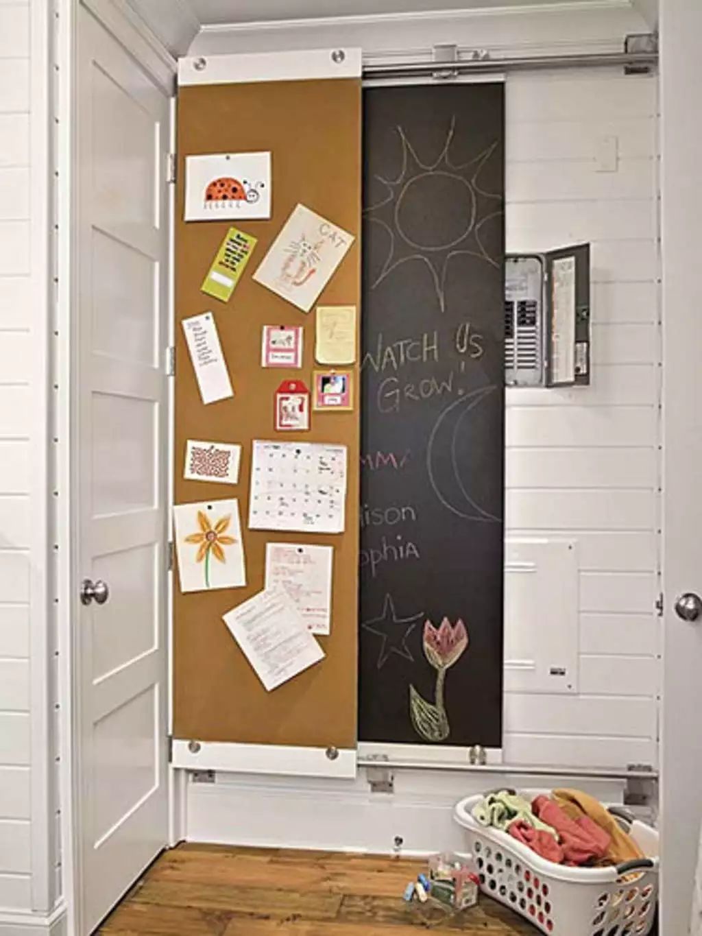 你家人的配電箱隱藏得好嗎？新房子的裝飾看起來很漂亮，因為做得很好。