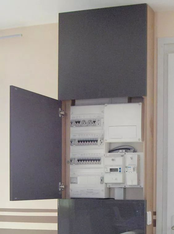 你家人的配電箱隱藏得好嗎？新房子的裝飾看起來很漂亮，因為做得很好。