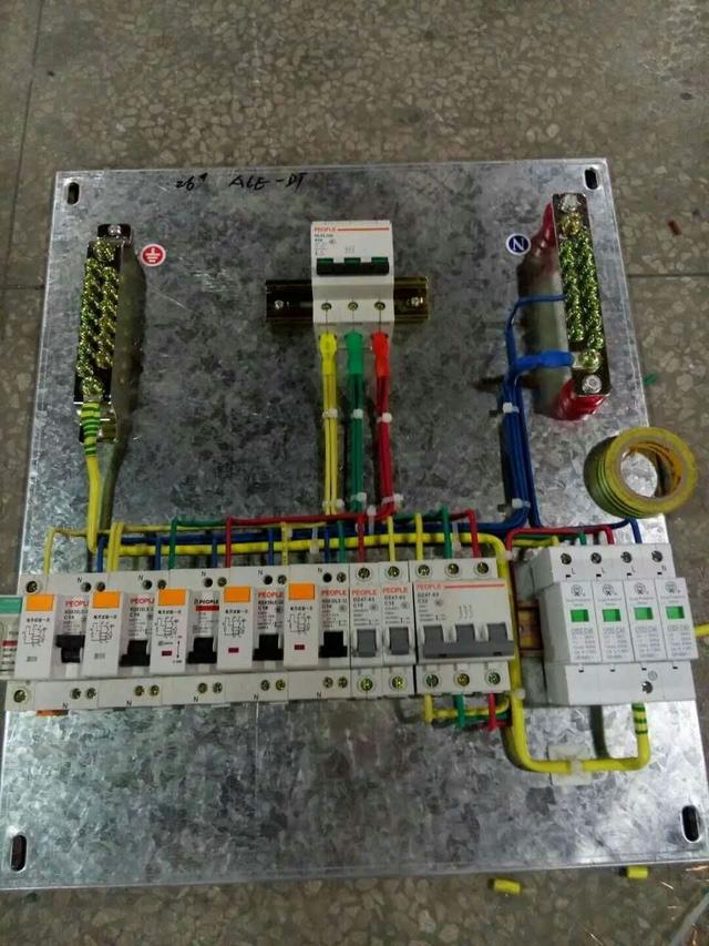 跟著師傅學(xué)做配電箱,看到師傅的手藝,我不好意思開始