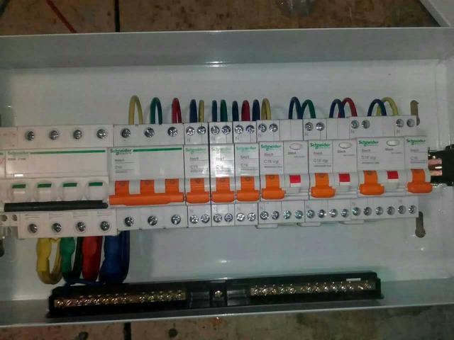 跟著師傅學(xué)做配電箱,看到師傅的手藝,我不好意思開始