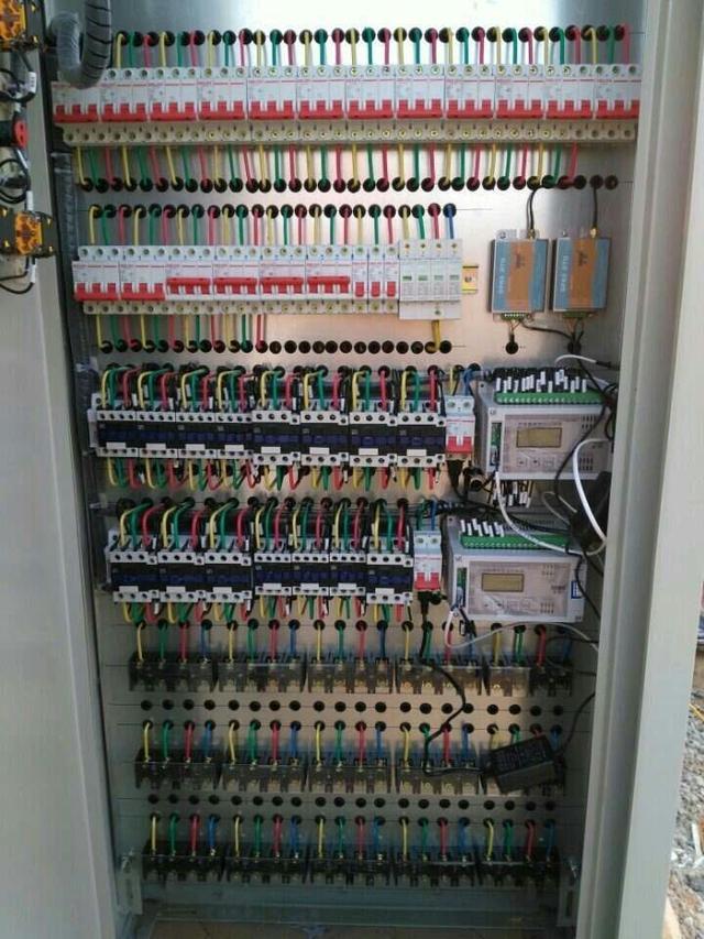 跟著師傅學(xué)做配電箱,看到師傅的手藝,我不好意思開始