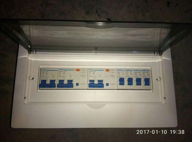 跟著師傅學(xué)做配電箱,看到師傅的手藝,我不好意思開始