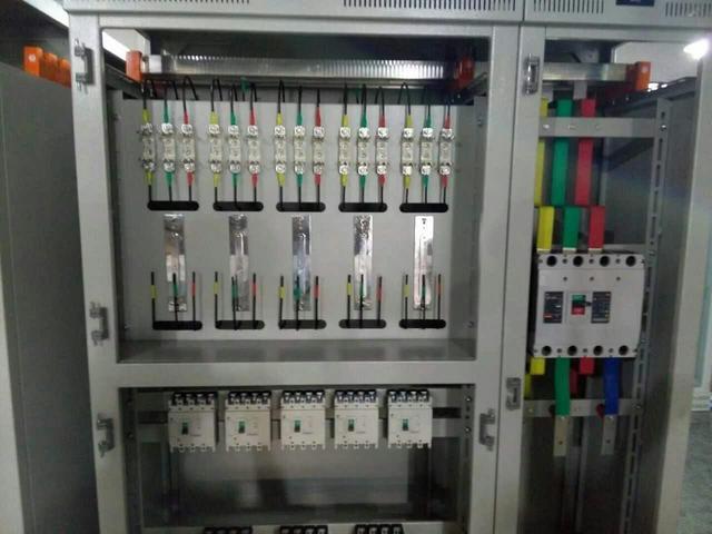 跟著師傅學(xué)做配電箱,看到師傅的手藝,我不好意思開始