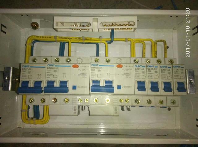 跟著師傅學(xué)做配電箱,看到師傅的手藝,我不好意思開始