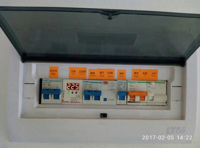 跟著師傅學(xué)做配電箱,看到師傅的手藝,我不好意思開始