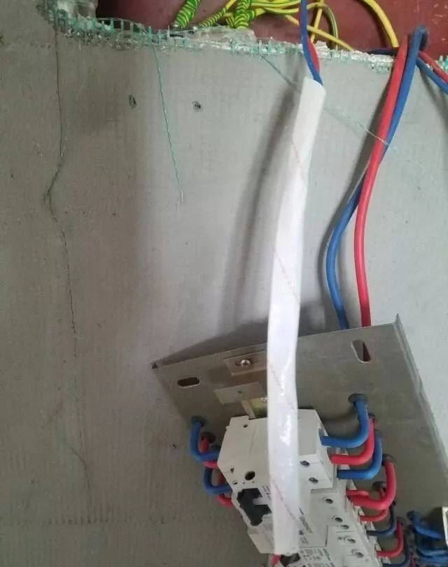 在一個建筑工地，一個建筑電工應(yīng)該如何安裝一個居民配電箱！與新加入者分享