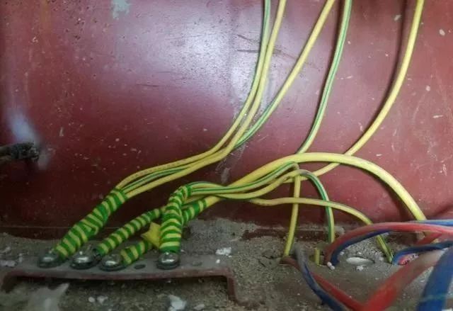 在一個建筑工地，一個建筑電工應(yīng)該如何安裝一個居民配電箱！與新加入者分享