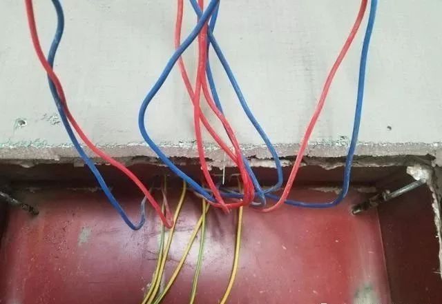 在一個建筑工地，一個建筑電工應(yīng)該如何安裝一個居民配電箱！與新加入者分享