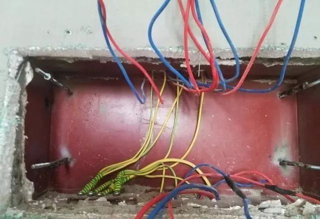 在一個建筑工地，一個建筑電工應(yīng)該如何安裝一個居民配電箱！與新加入者分享