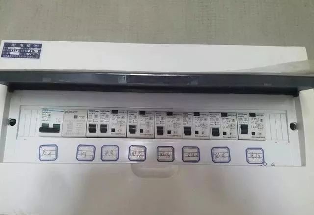 在一個建筑工地，一個建筑電工應(yīng)該如何安裝一個居民配電箱！與新加入者分享
