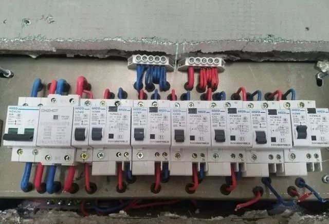 在一個建筑工地，一個建筑電工應(yīng)該如何安裝一個居民配電箱！與新加入者分享